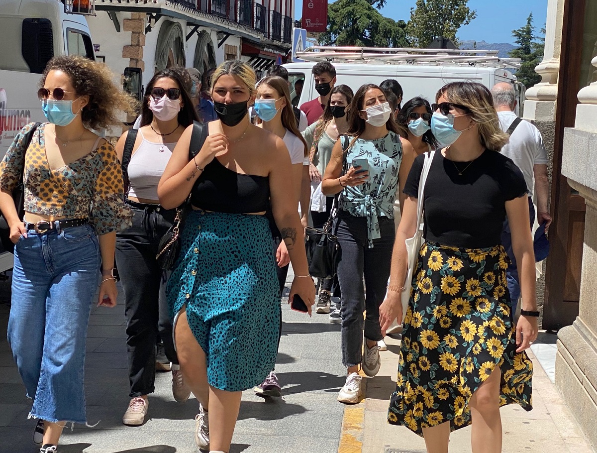 Un grupo de jóvenes turistas paseando por el centro de Ronda.