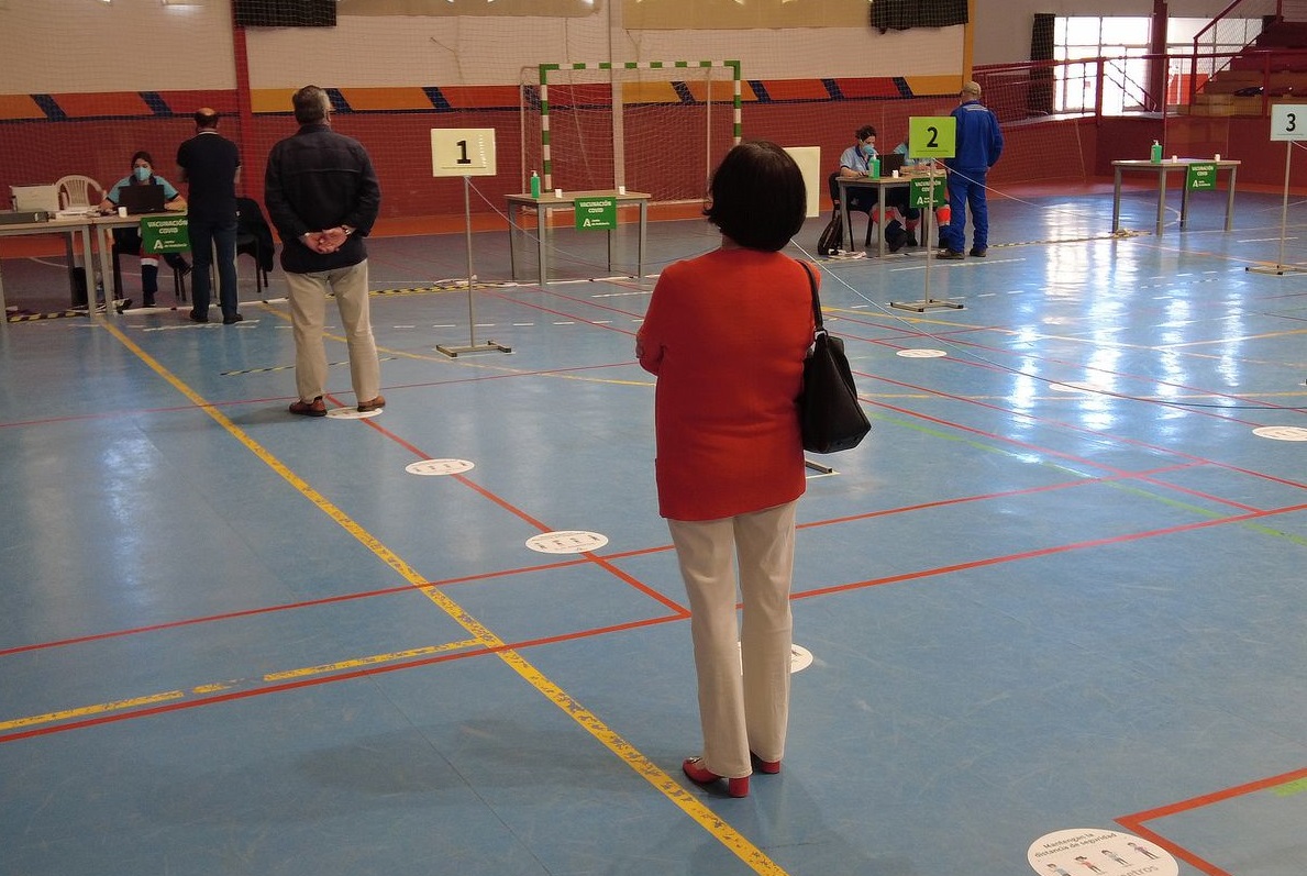 Este lunes se han empezado a suministrar vacunas Covid en las instalaciones deportivas de El Fuerte.