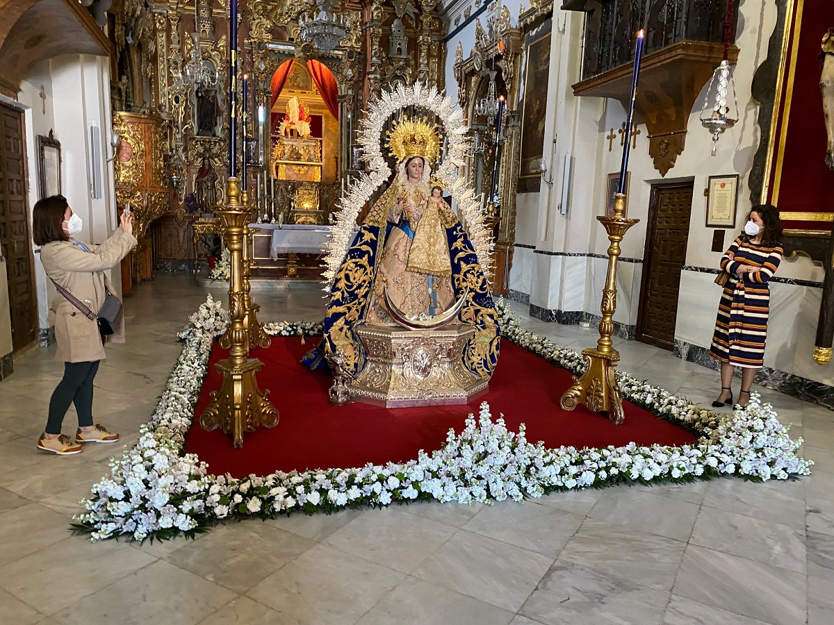 La imagen de la patrona ha sido situada en el centro del santuario especialmente engalanada para la ocasión.