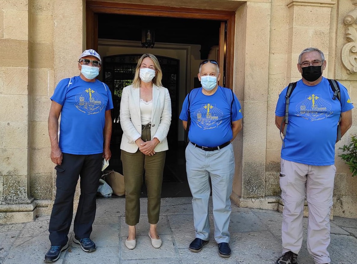 La concejal de Cultura junto a los miembros de esta asociación del Camino de Santiago.