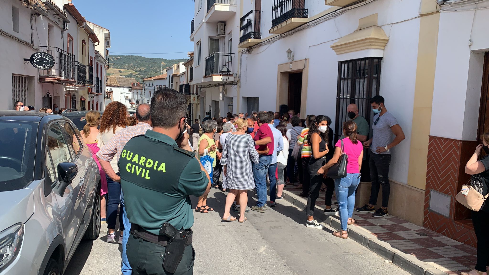Los vecinos han impedido el desalojo de la anciana.
