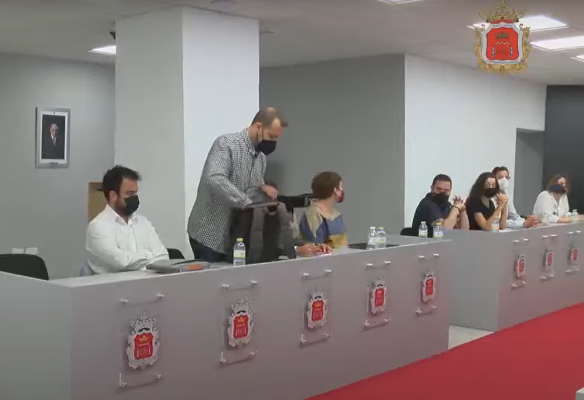 Momento en el que Carreño es expulsado del Pleno por su conducta.