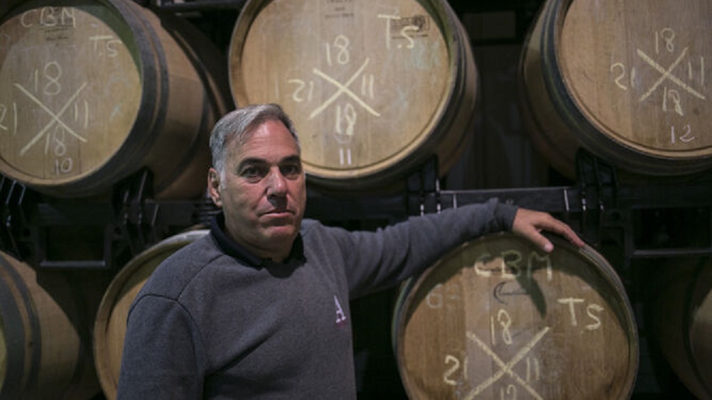 Manu en su bodega en la que tanto trabajó durante años. Descansa en paz. Foto Javier Flores.