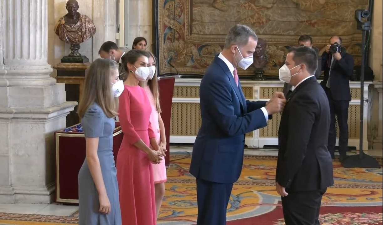 Momento en el que el chef serrano recibe la condecoración por parte del Rey.