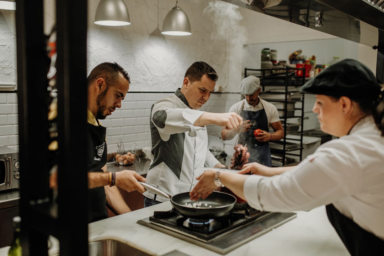 El conicero Miguel Herrera trabajando en los fogones de su empresa gastronómica.