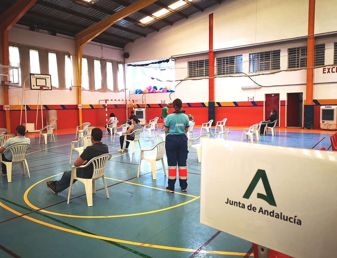 Se han instalado ventiladores-evaporativos para optimizar las condiciones ambientales durante la vacunación.