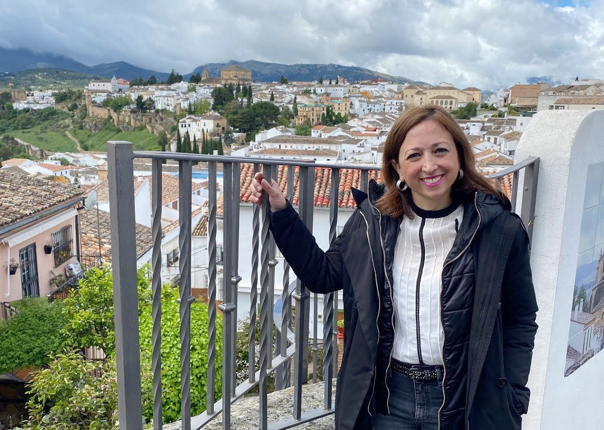 La delegada del Gobierno andaluz en Málaga en uno de los paisajes más típicos de Ronda.