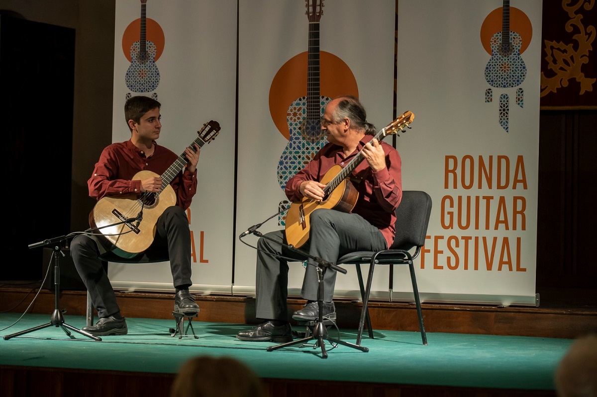 Rubén y Auxiás Parejo, padre e hijo que conforman Valencia Guitar Dúo. Foto Roberto 82.