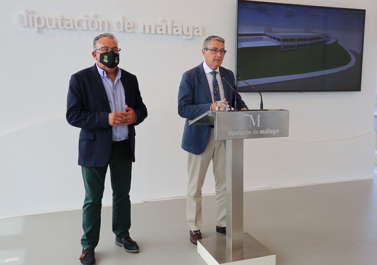 El presidente de la Diputación junto al alcalde de Gaucín en la presentación del proyecto.
