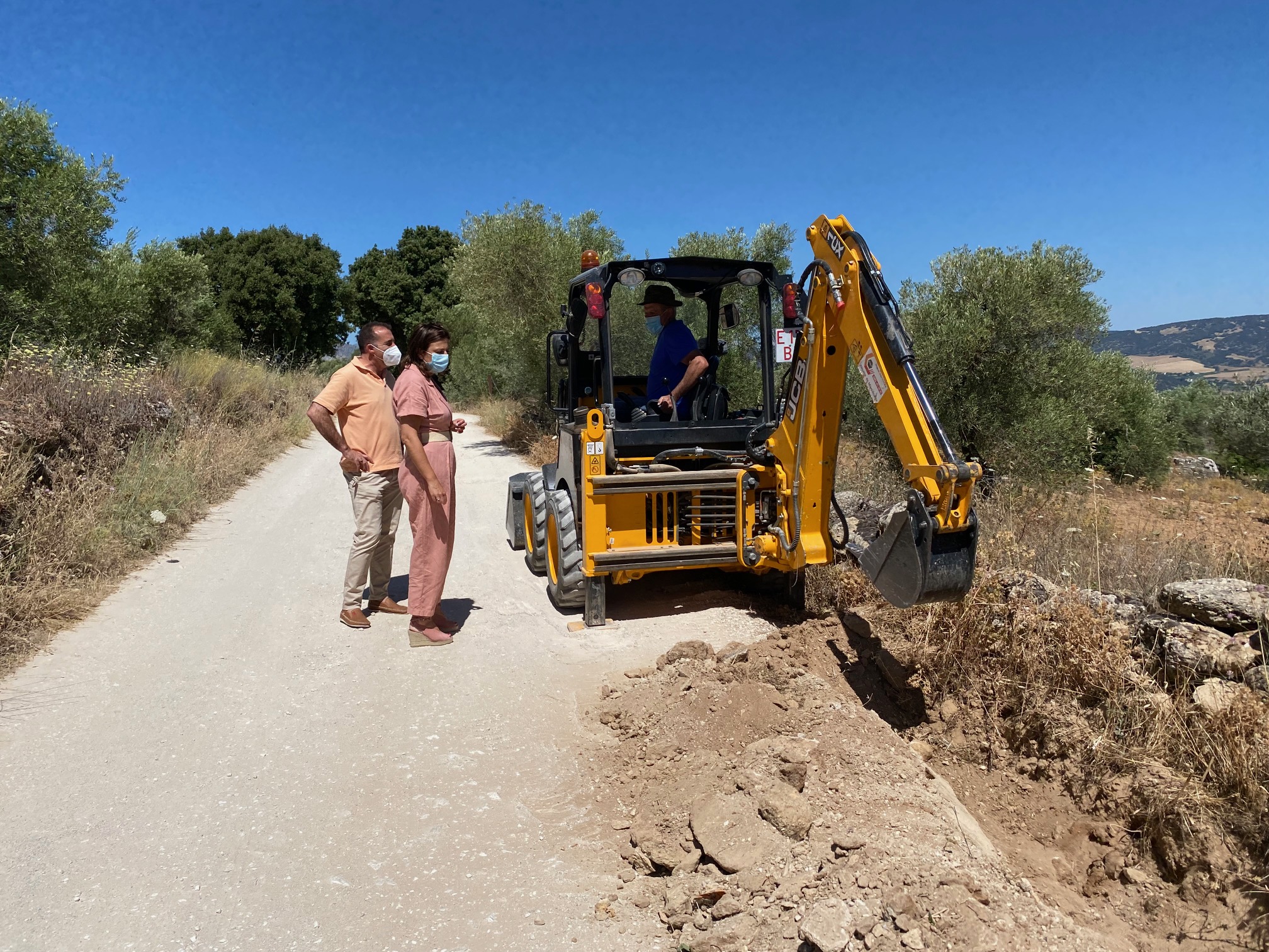 La alcaldesa u el edil de Obras han visitado las obras en el carril de la Virgen de la Cabeza.