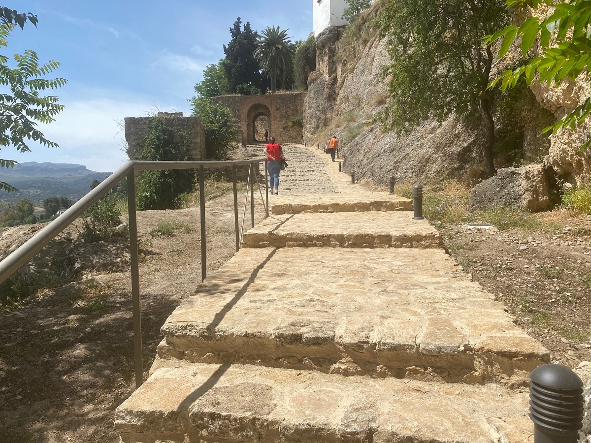 Esta actuación incrementa los paseos por los caminos históricos de la ciudad.