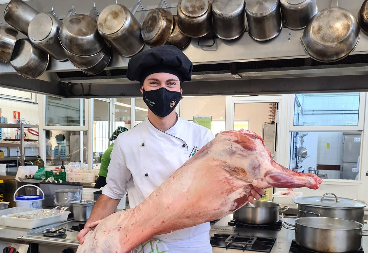 Cristóbal Cantos preparando unas carnes, uno de sus platos preferidos a la hora de cocinar,