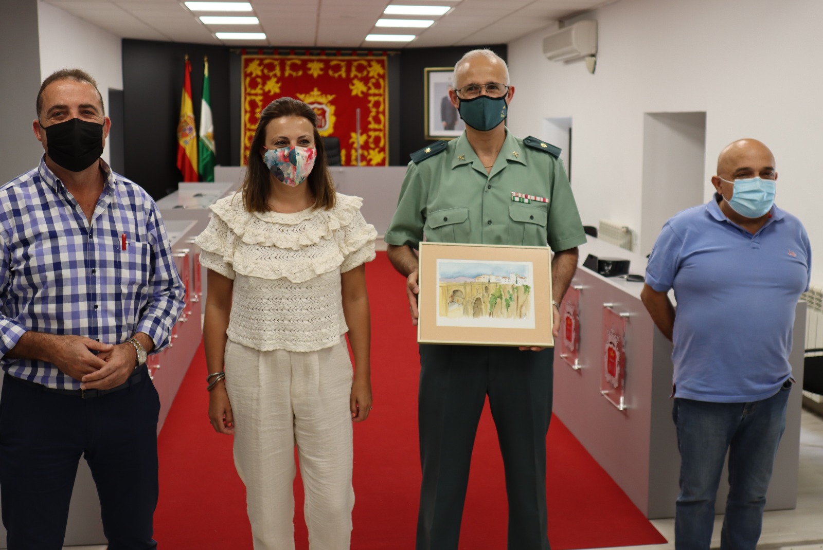 La alcaldesa, junto a los ediles de Relaciones Institucionales y Seguridad ha despedido al comandante.