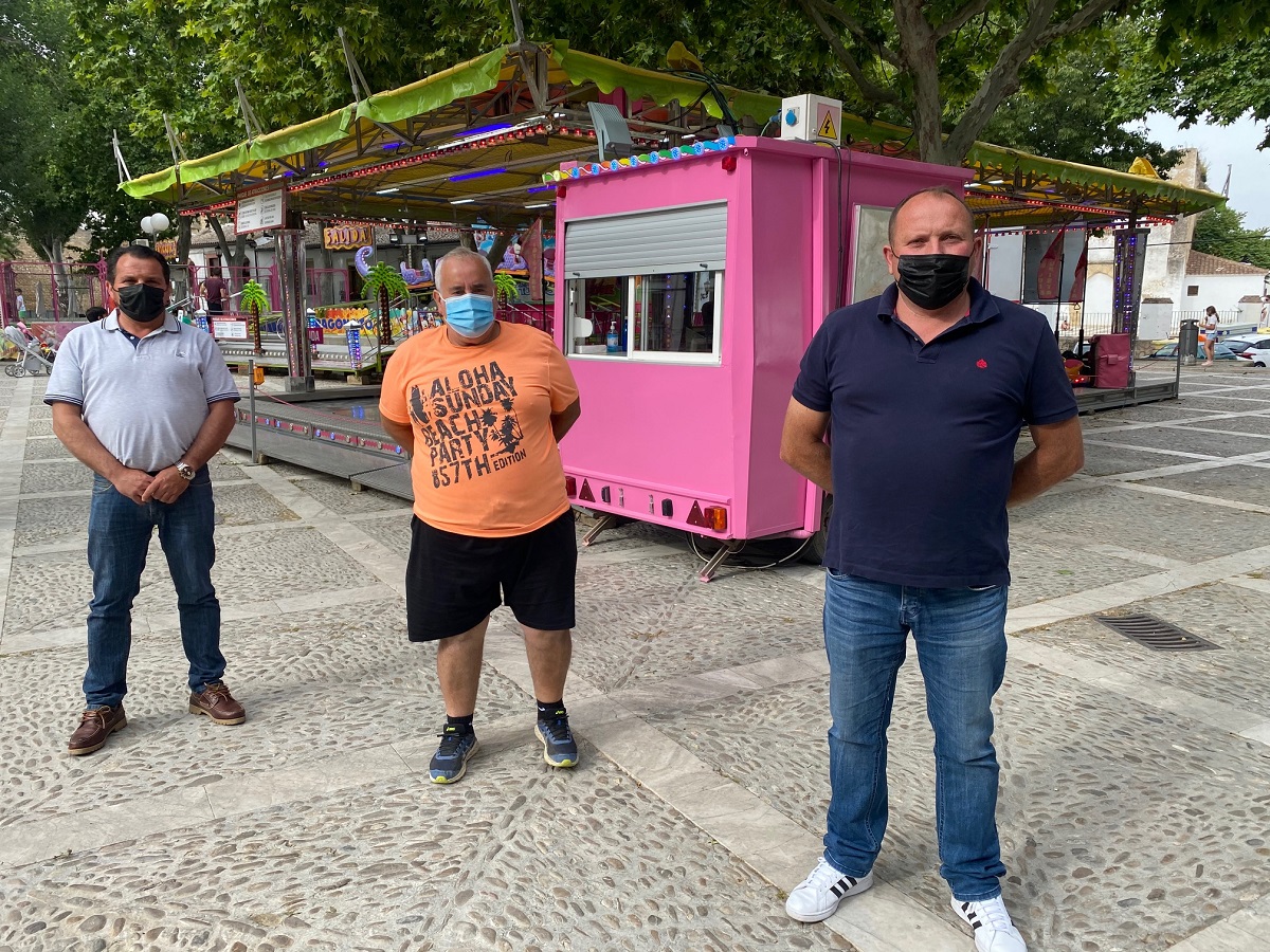 Salvador Jiménez, en primer plano, junto a dos compañeros con sus atracciones en San Francisco.