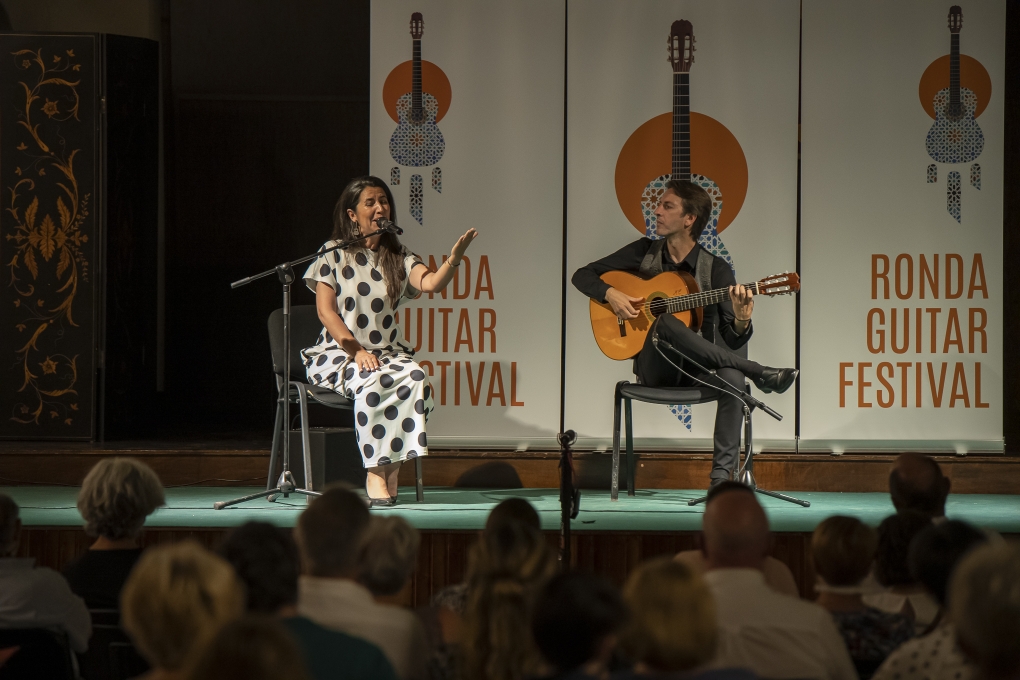 El guitarrista Manuel de la Luz junto a la cantante Olivia Molina en la tercera gala del festival. Foto Roberto82.