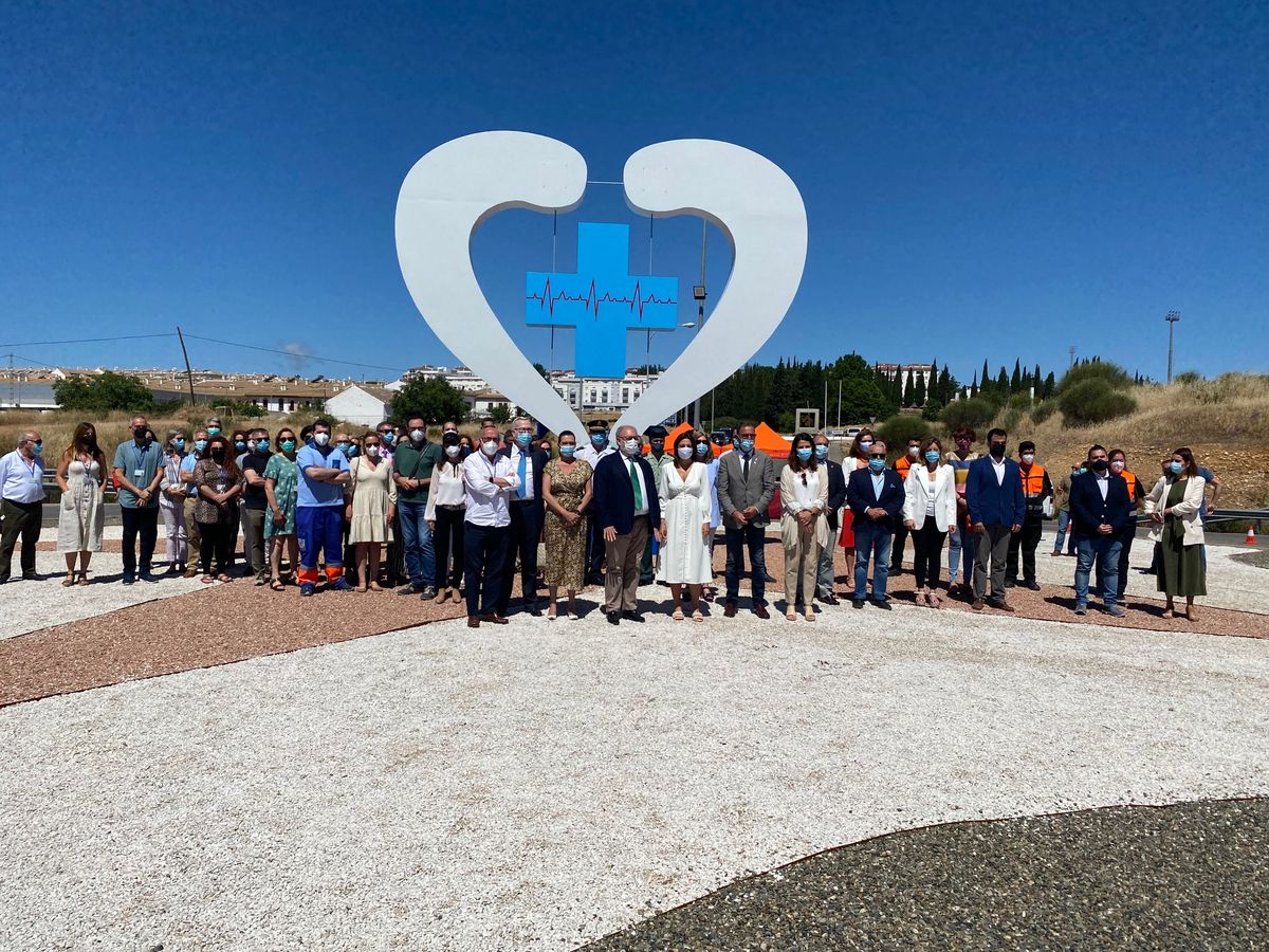 Autoridades municipasles, provinciales, y regonales han asistido al acto, además de numerosos sanitarios.