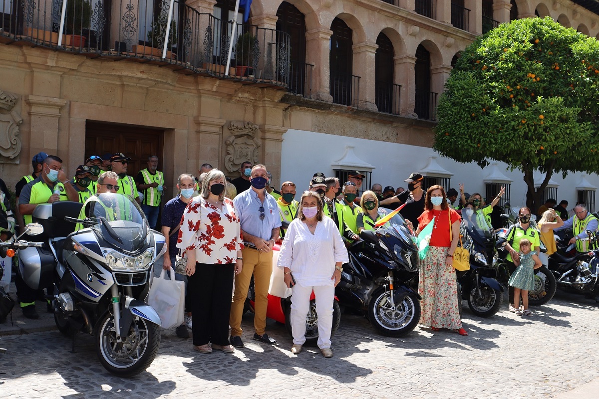 Los ‘Caballeros del Asfalto-amigos de la Guardia Civil’ donan 250 kilos de alimentos a ‘Solidarios Ronda’