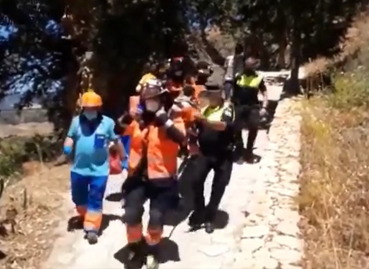 Momento en el que los rescatadores trasladan a la accidentada el Hospital de la Serranía. Foto CPB.