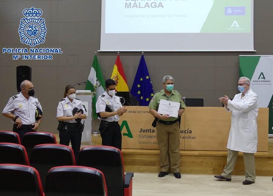 Momento del reconocimiento que se ha realizado al servicio de seguridad del Hospital.