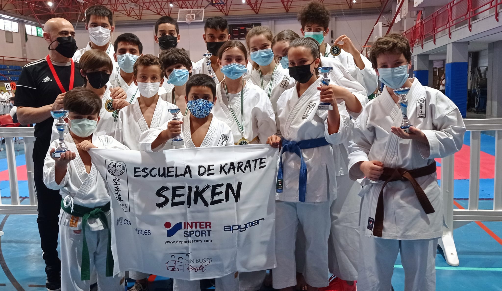 Los jóvenes deportistas rondeños a la finalización del campeonato de kárate.