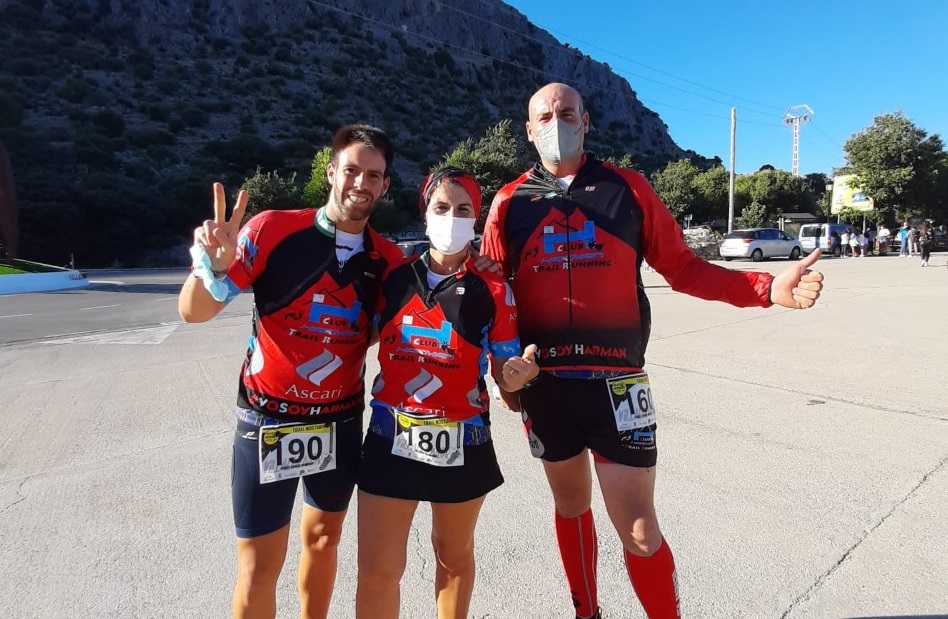 Yolanda Gamarro junto a dos compañeros en la prueba deportiva.