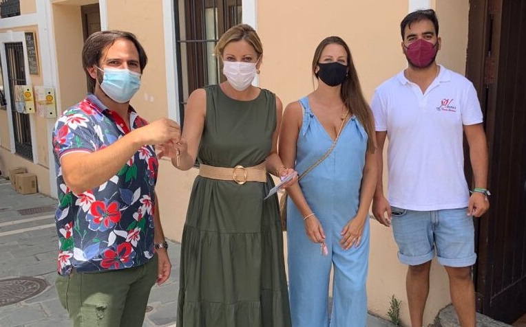 La concejal de Contratación ha entregado hoy las llaves a los adjudicatarios.