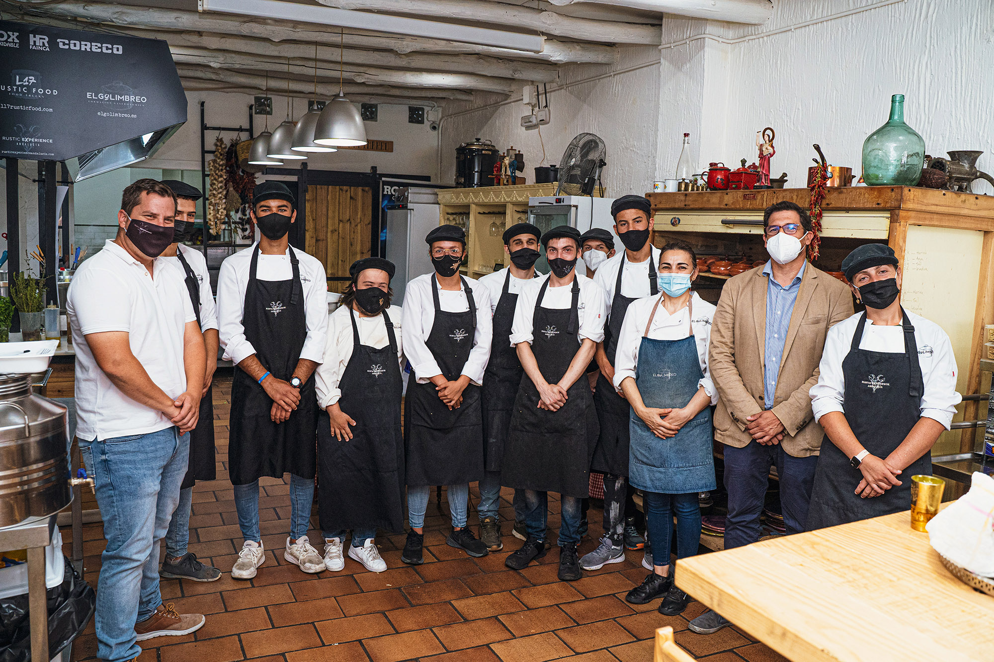 Responsables del Golimbreo y de la Fundación Unicaja junto a los alumnos participantes en el curso de cocina.
