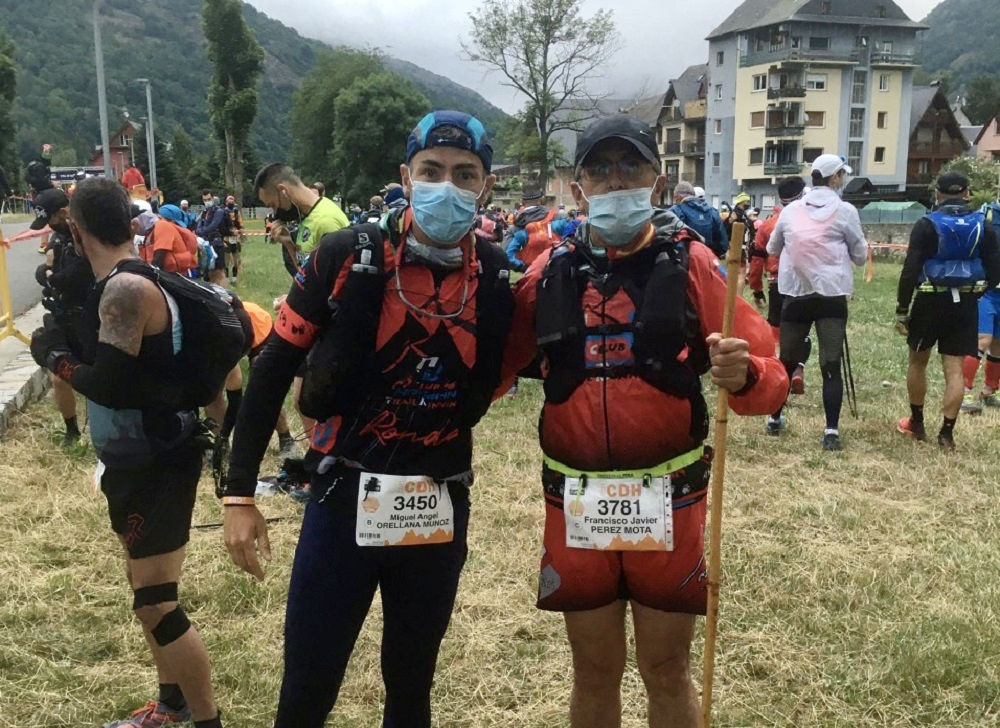 Los dos corredores en la salida de la dura prueba deportiva.