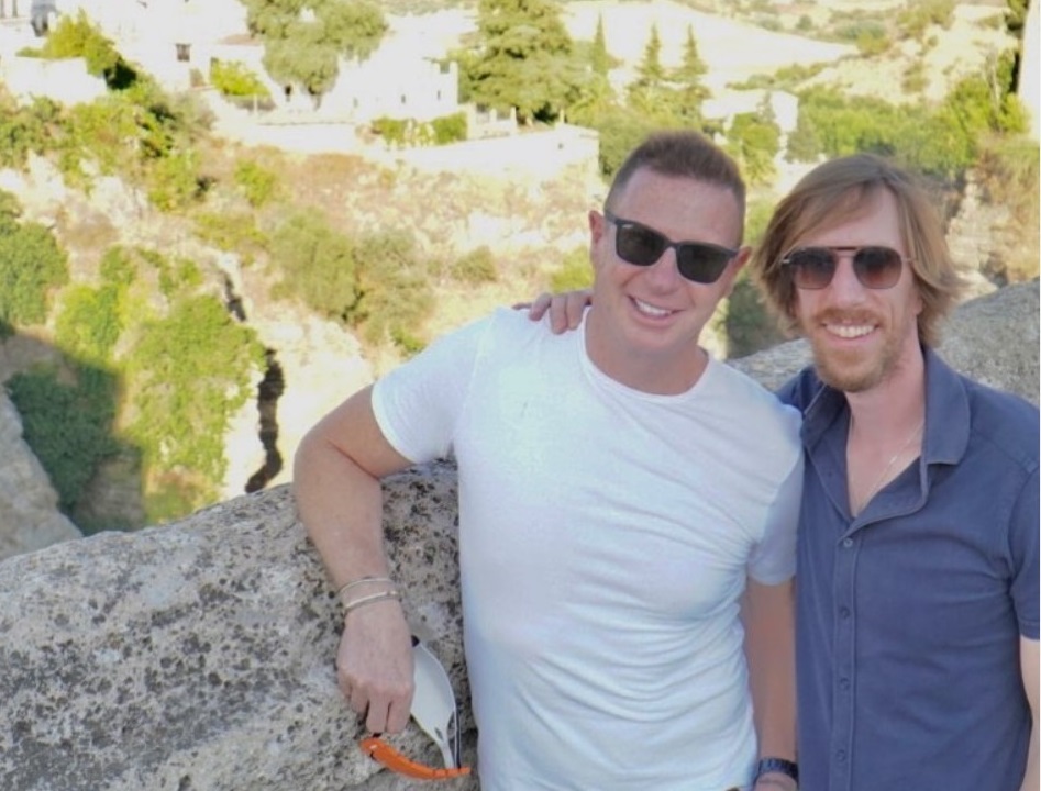 El humorista, junto a su esposo, fotografiándose en el Puente Nuevo.