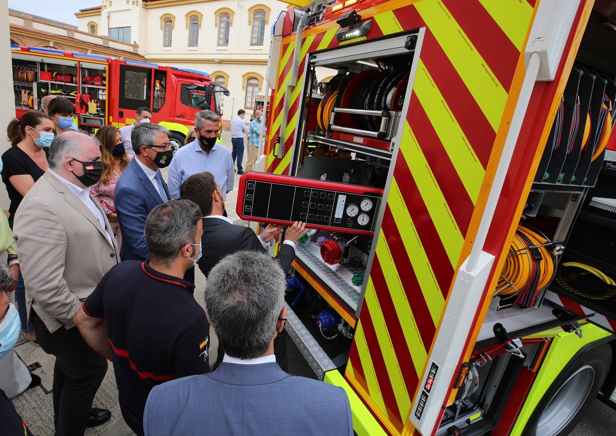 El presiente de la Diputación ha presentado los nuevos camiones de los bomberos.