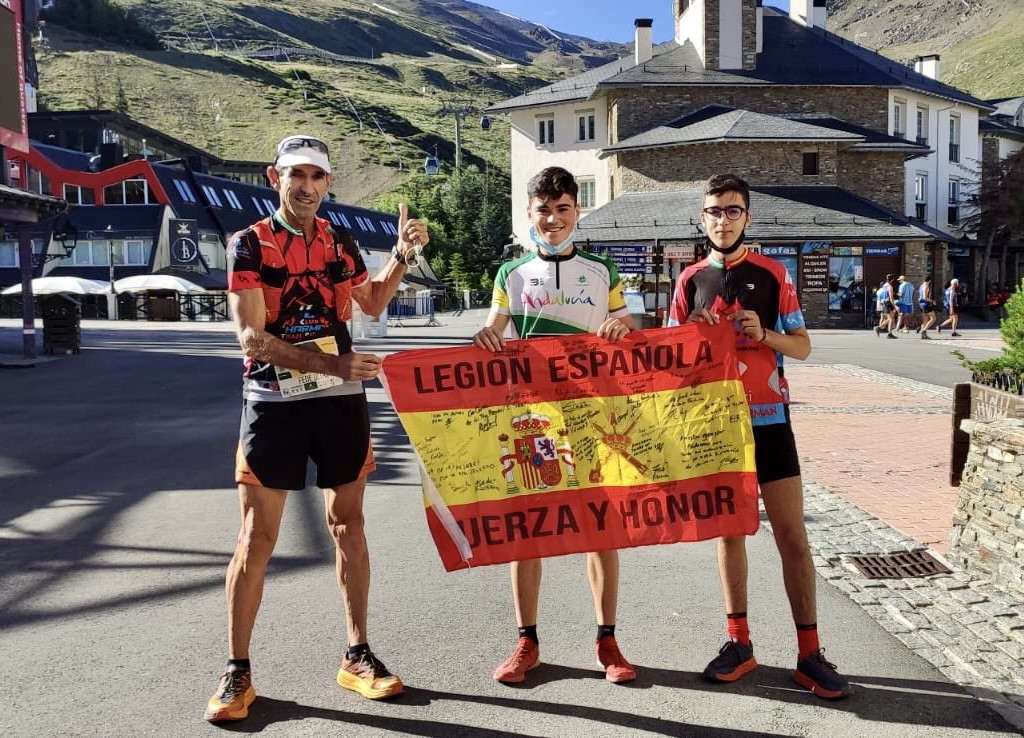 El joven ganador rondeño en el centro de la imagen con la bandera de España y con las siglas de la Legión.