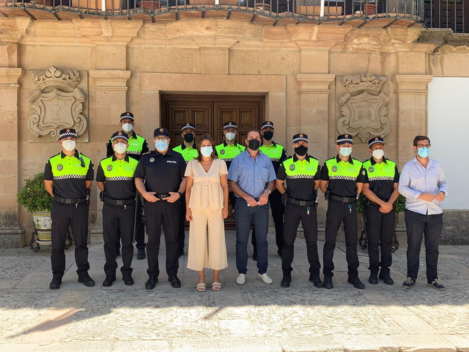 La alcaldesa y concejales junto a mandos y los agententes en prácticas de la Policía Local.