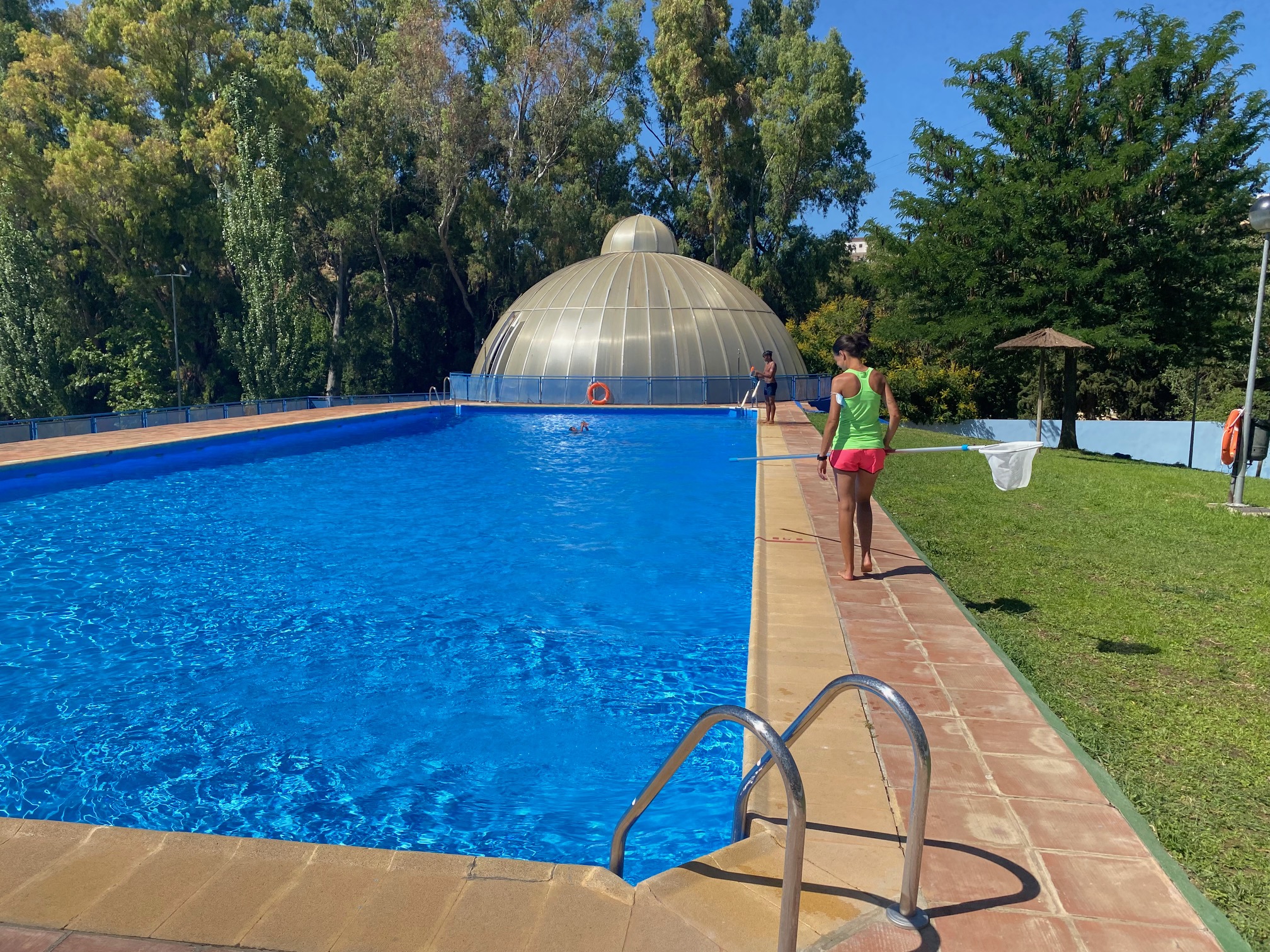 Una de las bolsas que se han abierto es para socorrista de piscina.