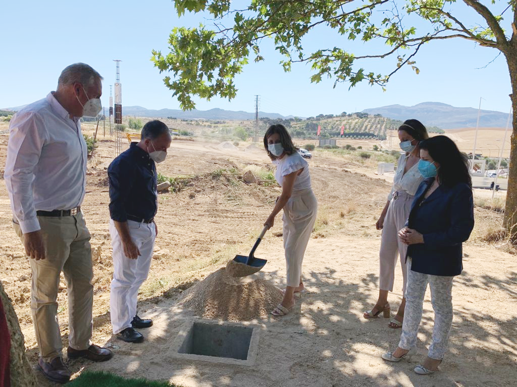 La alcaldesa ha dado la primera palada en el inicio de los trabajos de la piscina.
