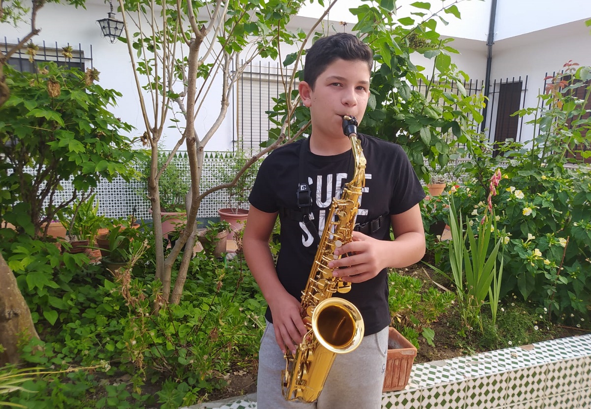 El joven músico rondeño ensayando en el jardín de su casa.