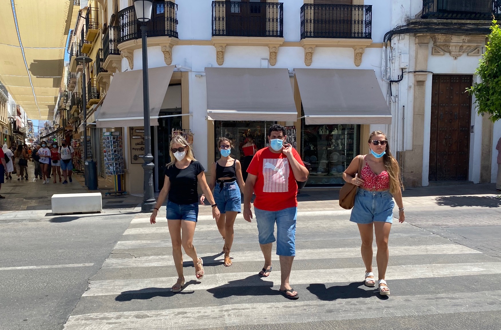 Visitantes paseando por las inmediaciones de la calle Virgen de La Paz.