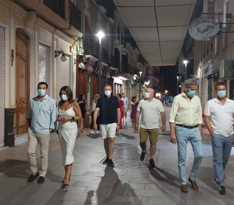 Juanma Moreno, junto a la alcaldesa, paseando por la calle de la Bola, anoche. Foto Facebook Maripaz Fernández.
