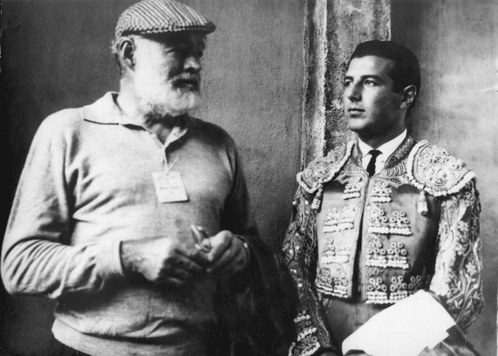 Hemingway junto al torero rondeño Antonio Ordóñez en una corrida.