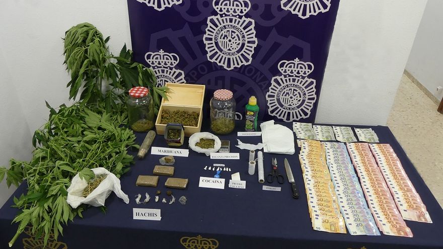 Drogas y demás de dinero y objetos intervenidos durante la operación policial.