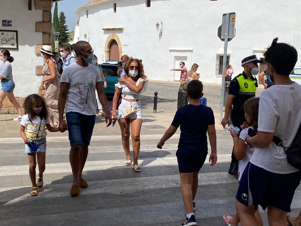 Un grupo de turistas paseando por el centro de la ciudad.