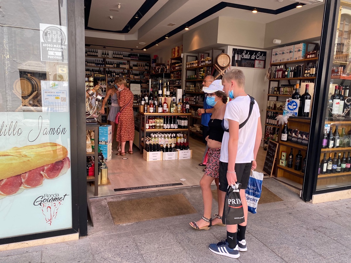 Turistas en un establecimiento de alimentación de Ronda.