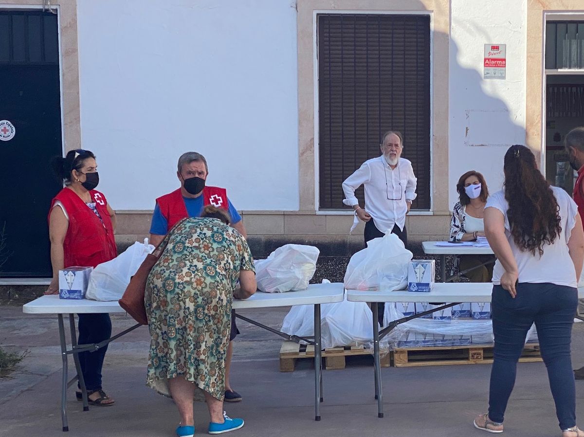 Los lotes de alimentos se están entregando en el Centro Cívico de la barriada de Padre Jesús.