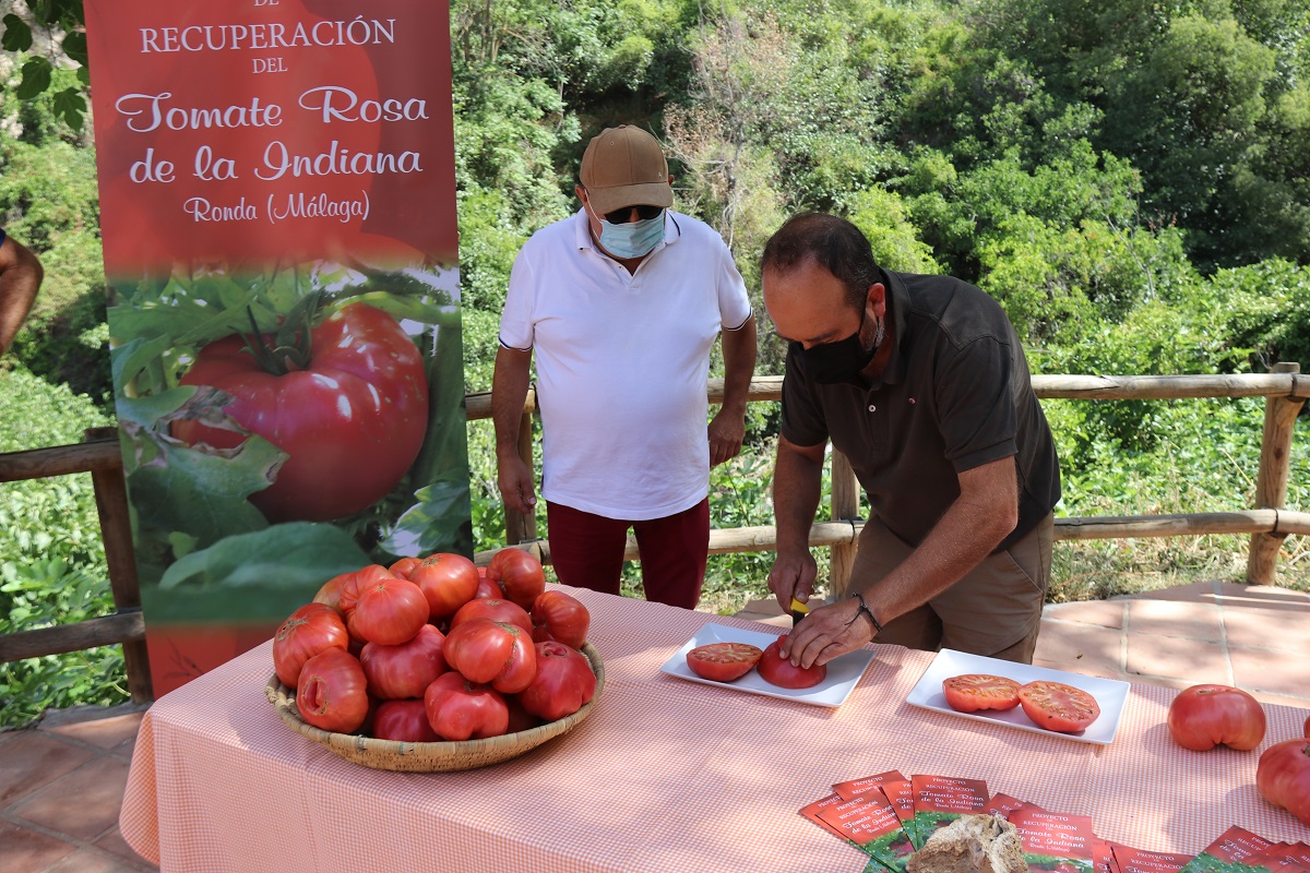 El concejal de Montes y uno de los productores en la presentación del proyecto de recuperación.
