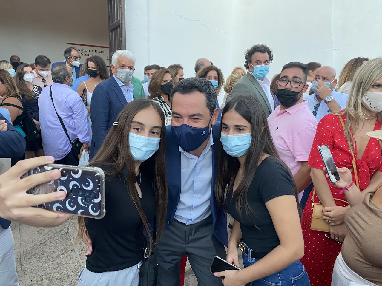 El presidente andaluz, Juanma Moreno, ha sido el personaje público más aplaudido por los asistentes a los toros.