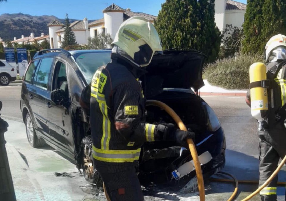 Los bomberos tuvieron que sofocar las llamas que se originaron en el motor del coche. Foto CPB Ronda.
