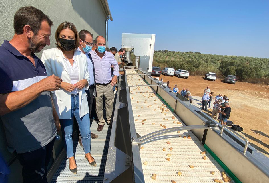 La inauguración de la fábrica de pistachos ha tenido lugar este martes en Los Prados.
