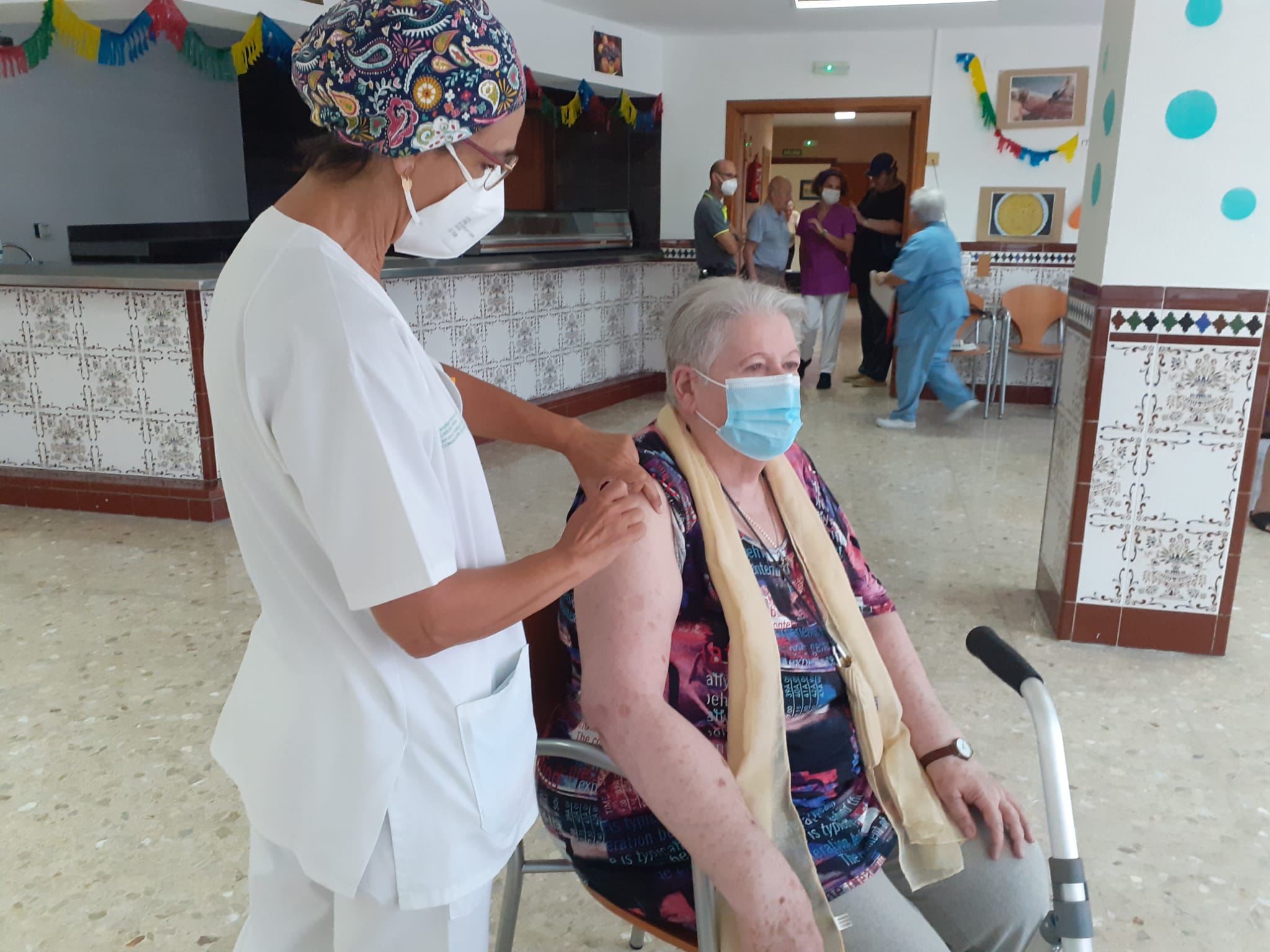 Salud ya ha empezado a administrar la tercera dosis en las residencias de personas mayores.