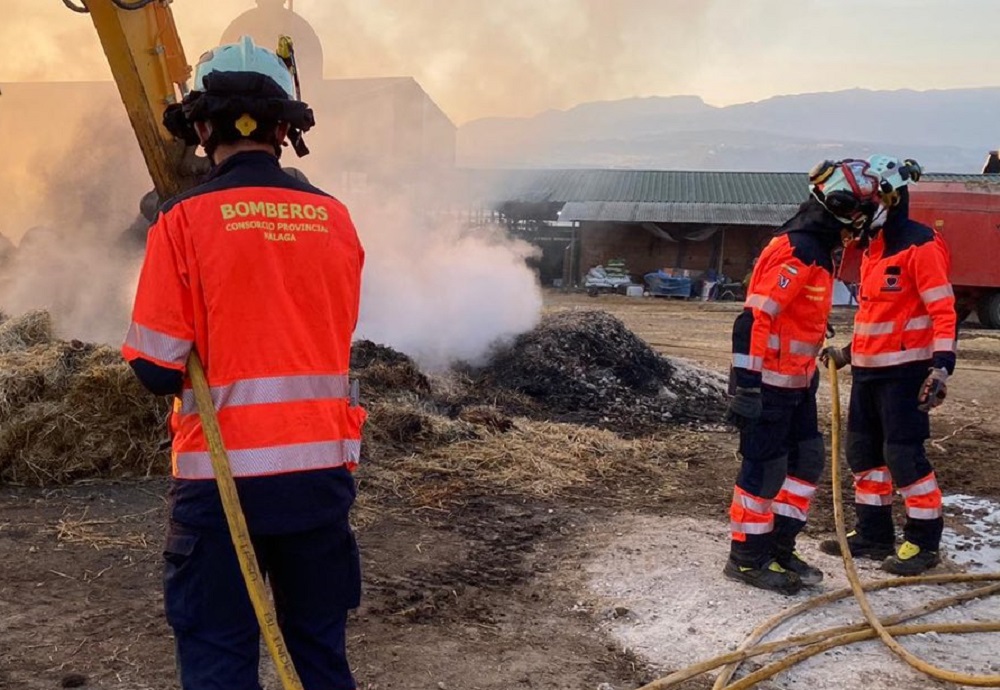 Los bomberos siguen con las labores de extinción. Foto Consorcio Provincial de Bomberos.