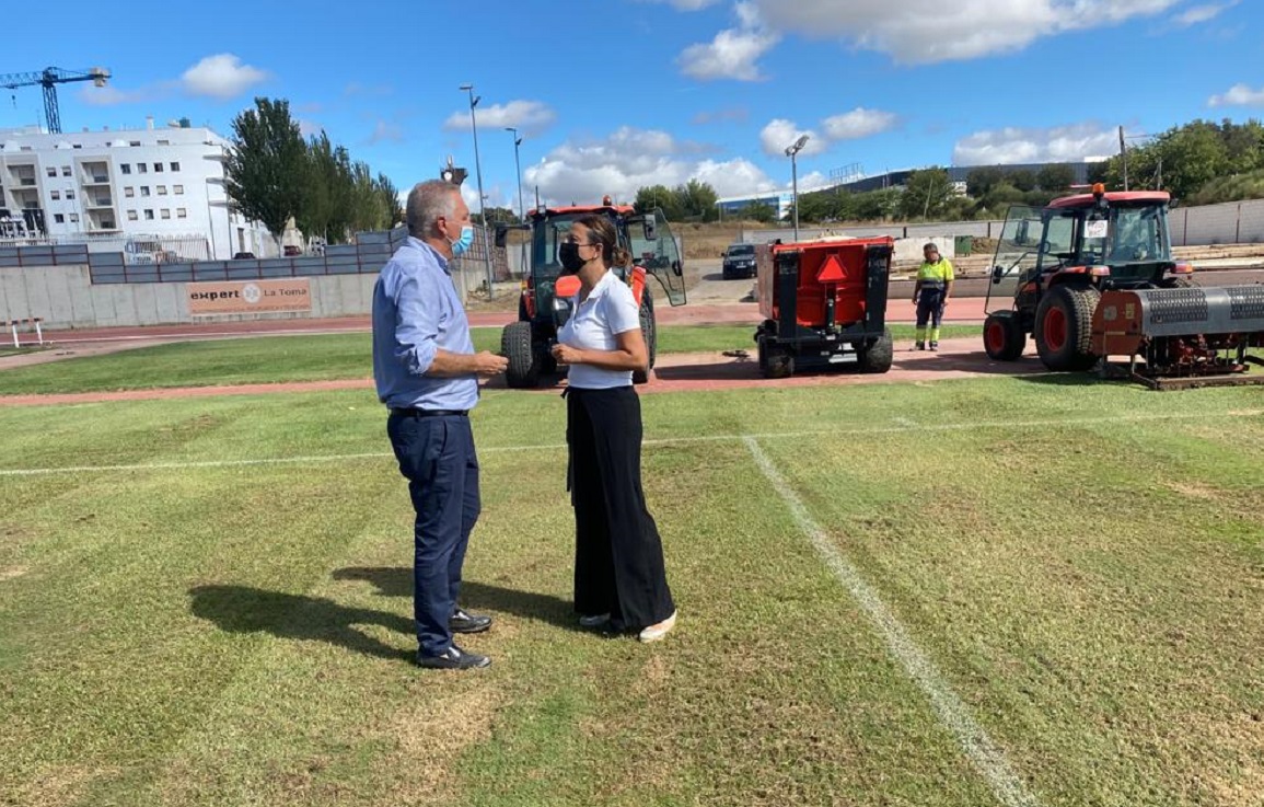Deportes mejora el césped de la Ciudad Deportiva con una inversión de 15.000 euros