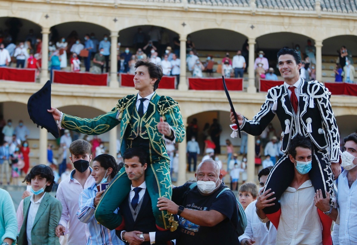Los dos toreros del mano a mano salieron a hombros tras si gran actuación en la plaza de Ronda.